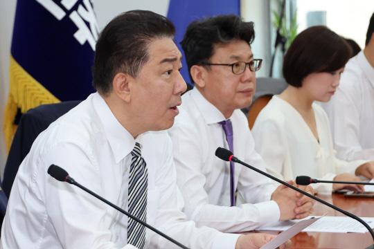 김병기 더불어민주당 대표 직무대행 겸 원내대표가 17일 서울 여의도 국회에서 열린 원내대책회의에서 발언하고 있다. 연합뉴스